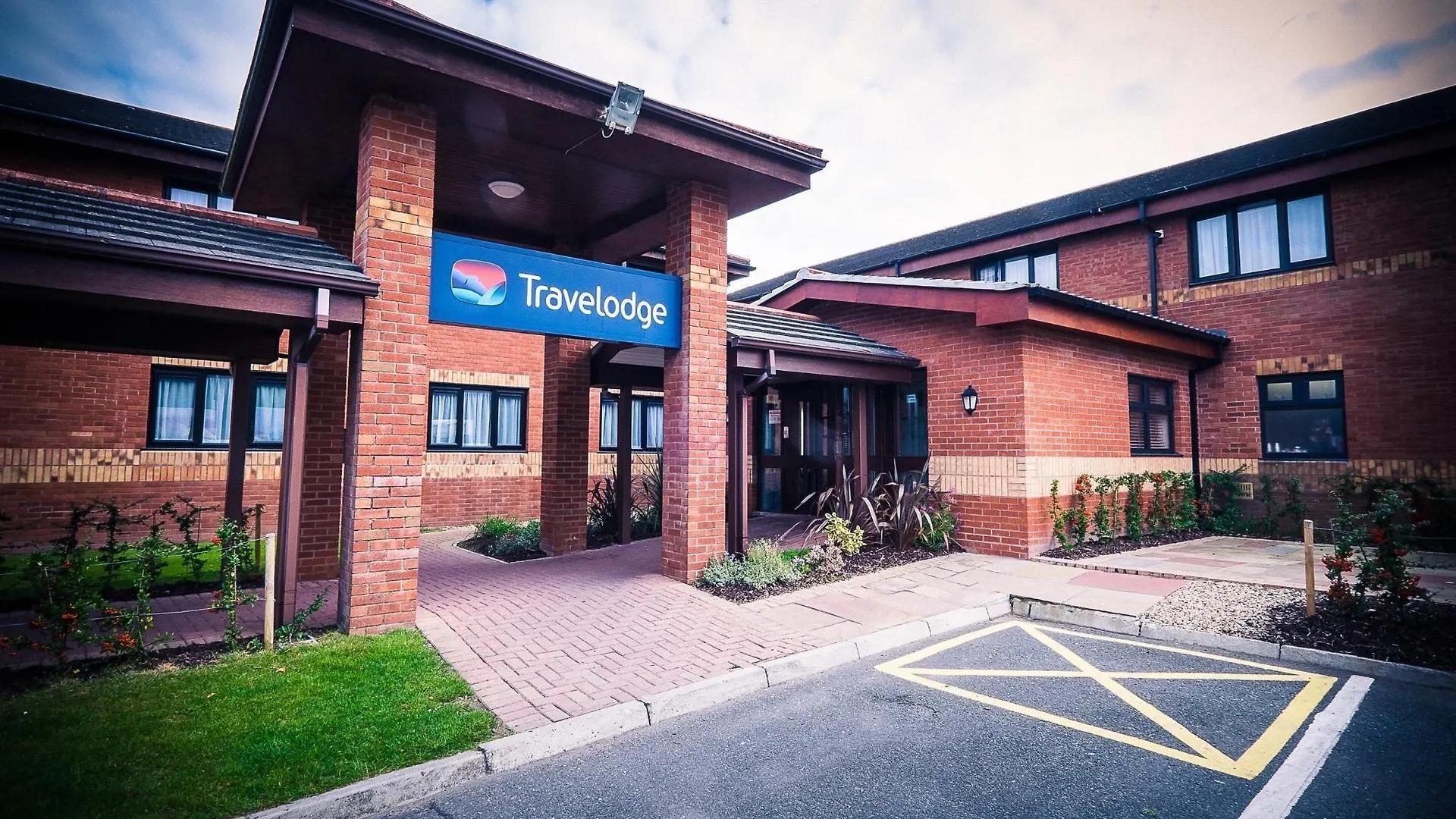 Staying Near Williamstown Golf Club: 4 Airport Hotels Compared