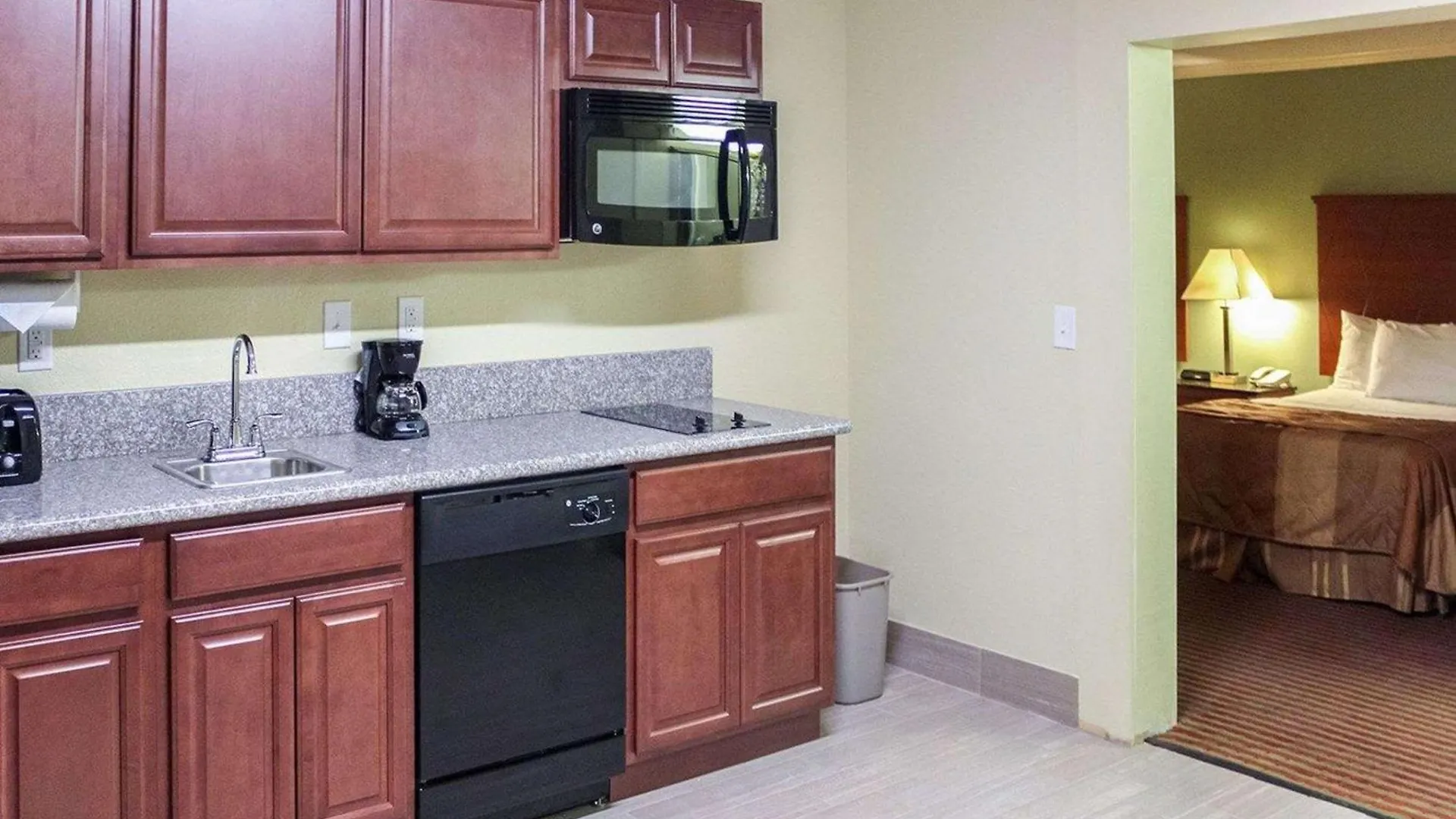 6 Business Hotels Close to Williamsburg Players Inc.