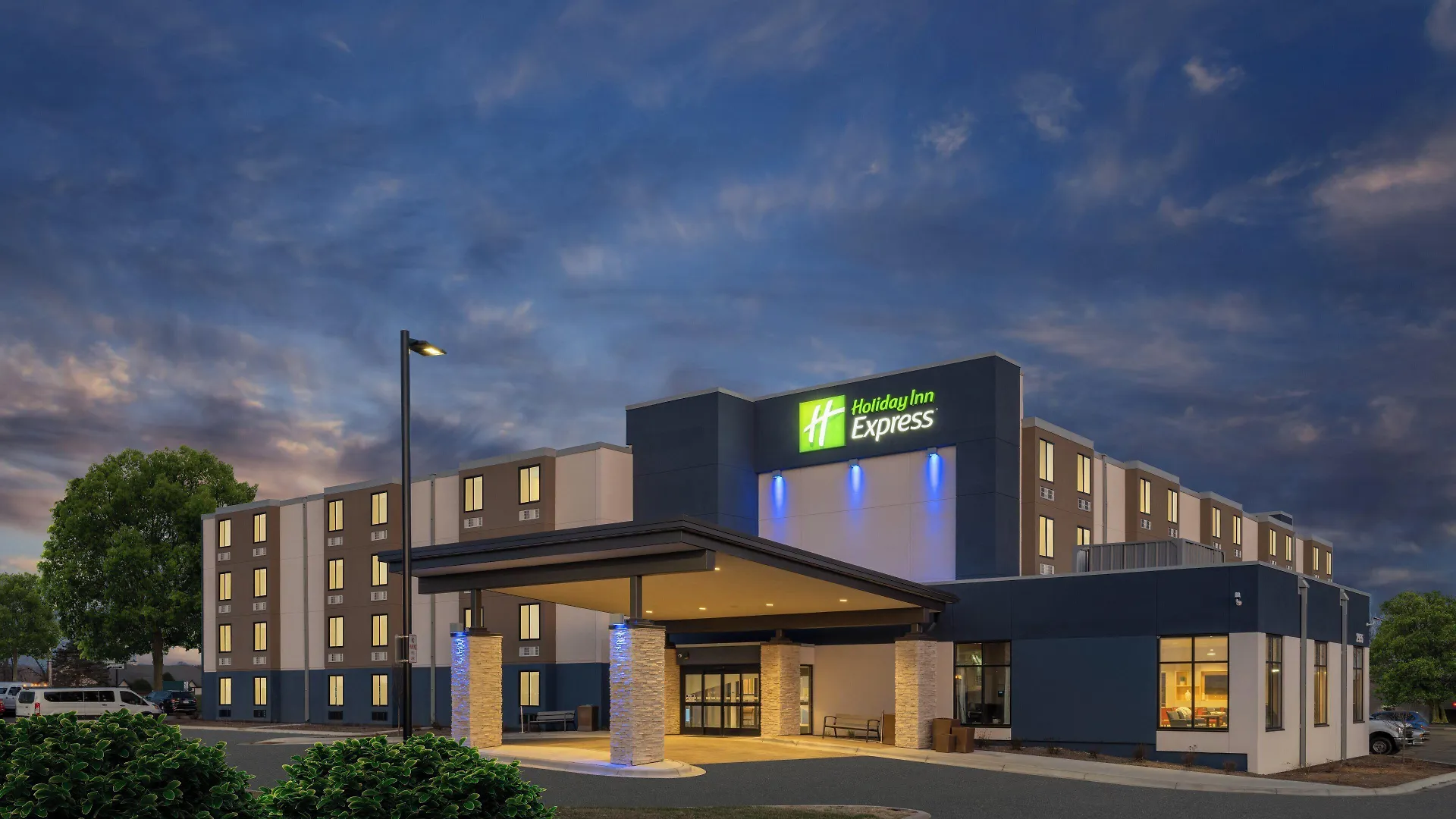 4 Smart Business Hotels Near French Regional Park Worth Booking