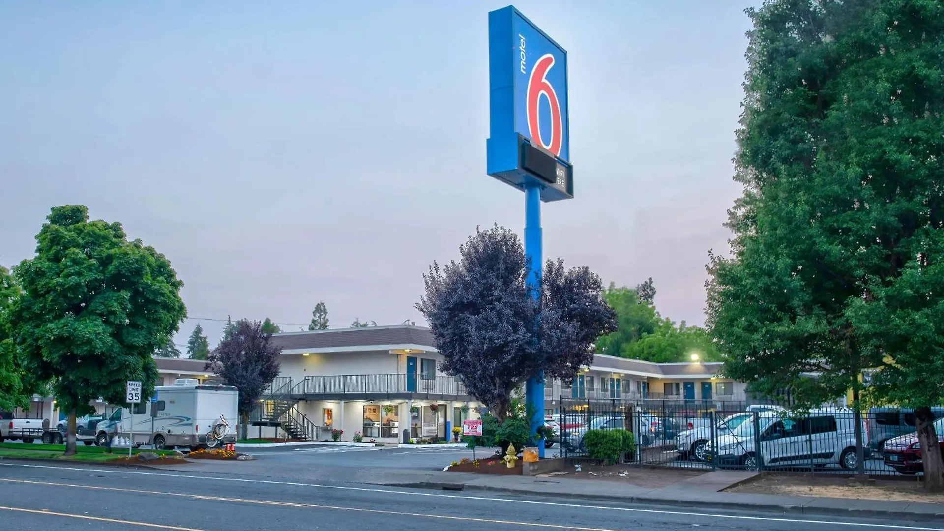 5 Budget Hotels Near Battle Creek Golf Course That Deliver