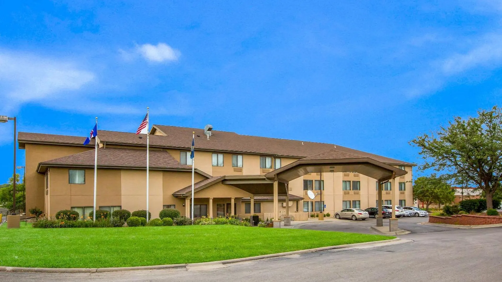 4 Top-Rated Golf Hotels Close to KU Football Stadium