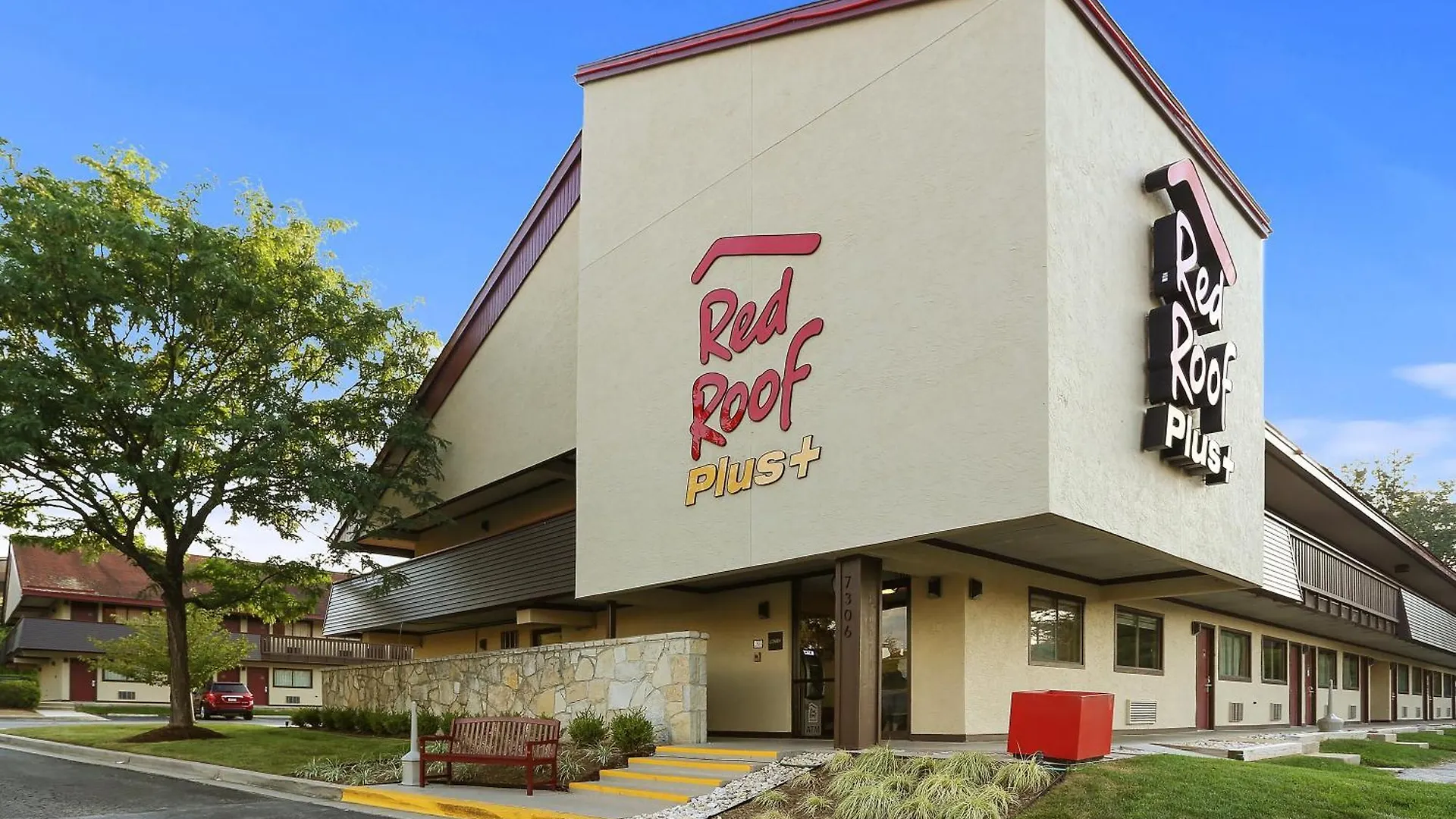 Staying Near Timbers at Troy Golf Course: 4 Three-Star Hotels Compared