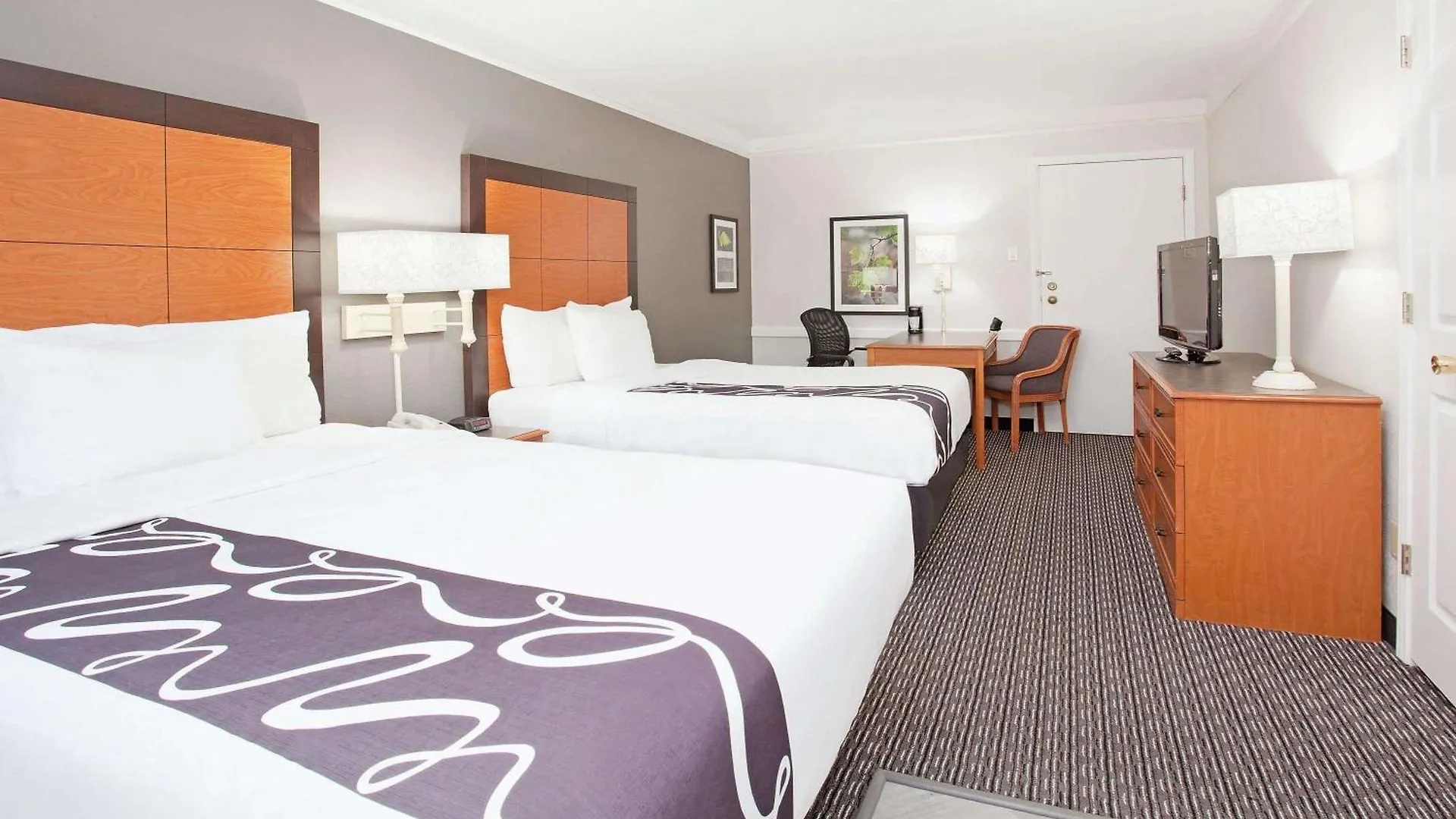 4 Hotels Near Lakeside Amusement Park Worth Booking