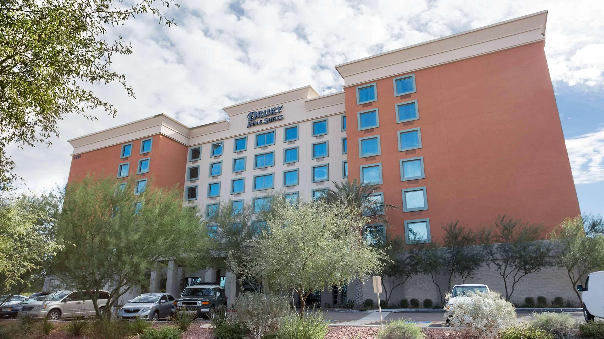 Where to Stay Near Reach 11: 4 Business Hotels in Phoenix