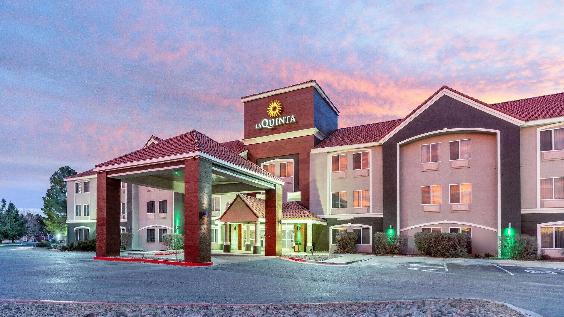 5 Highly Rated Hotels Close to International UFO Museum Roswell