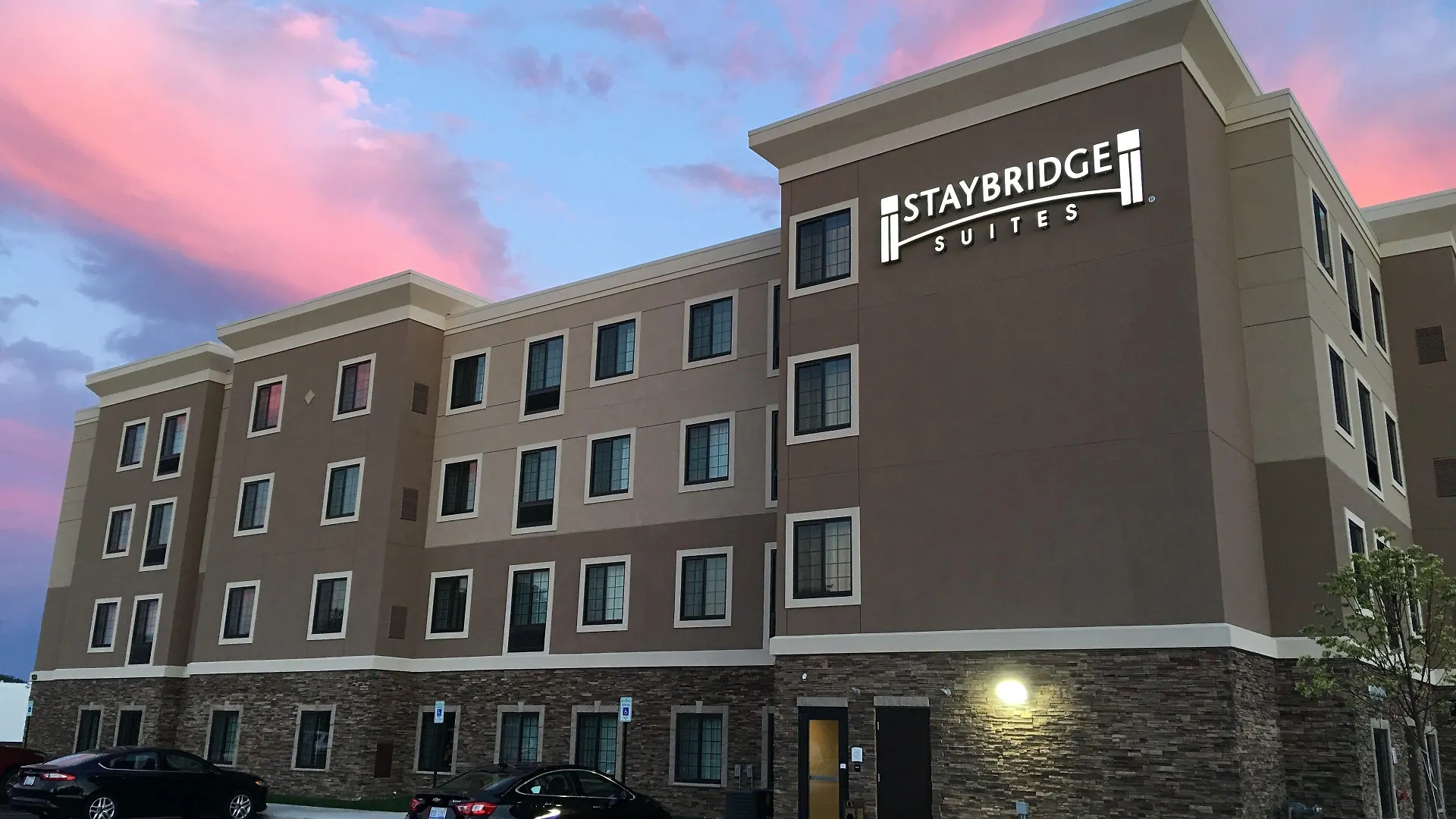 4 Smart Design Hotels Near Wilpon Complex Alumni Field Worth Booking