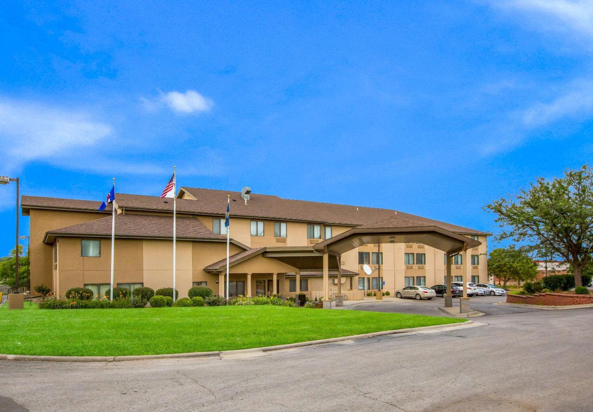 4 Top-Rated Golf Hotels Close to KU Football Stadium