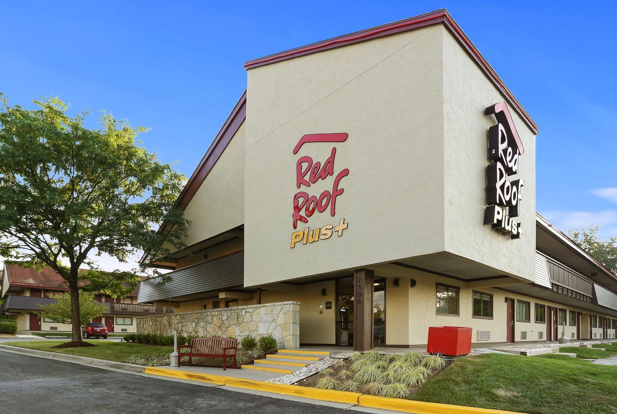 Staying Near Timbers at Troy Golf Course: 4 Three-Star Hotels Compared