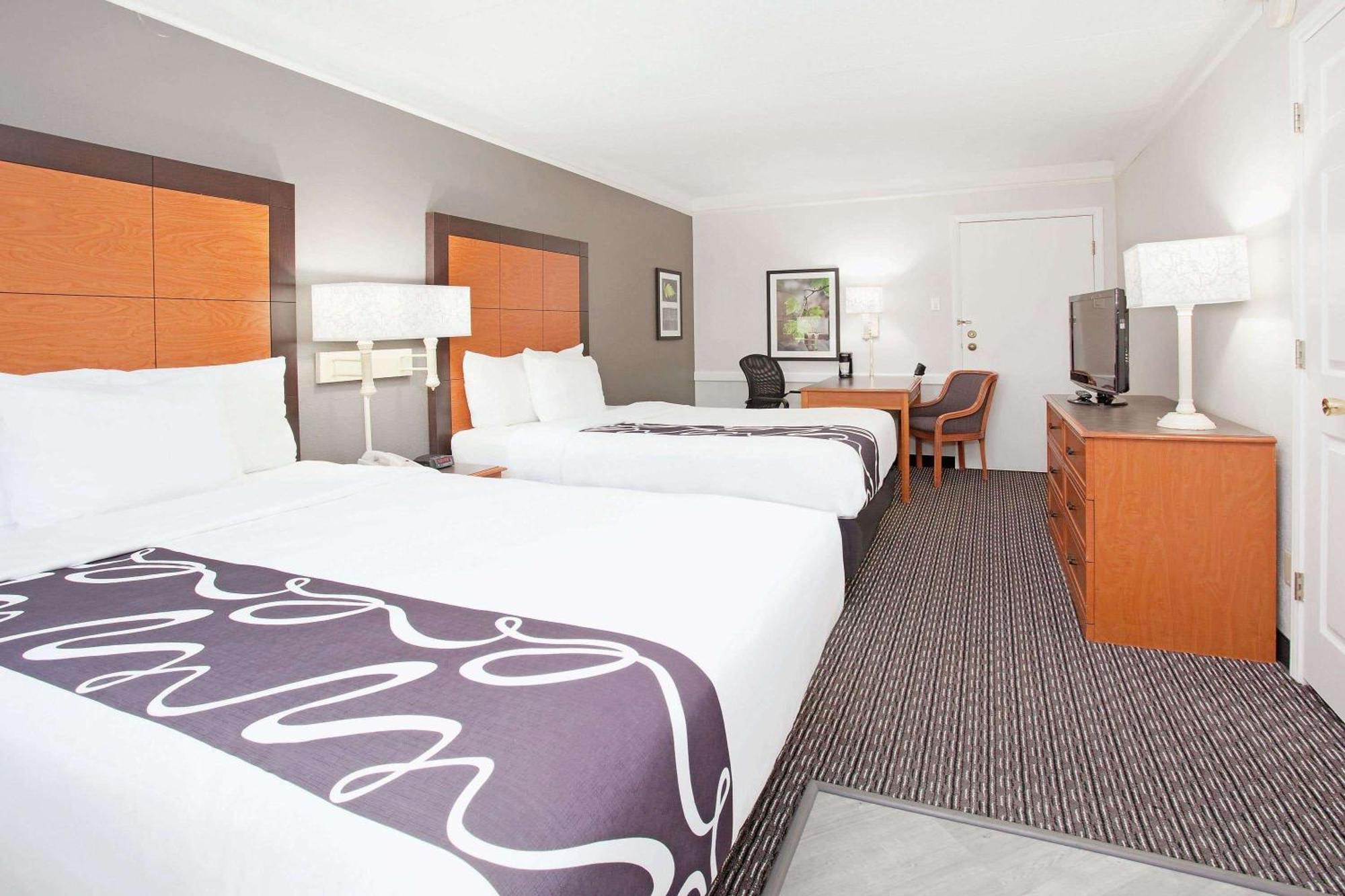 4 Hotels Near Lakeside Amusement Park Worth Booking